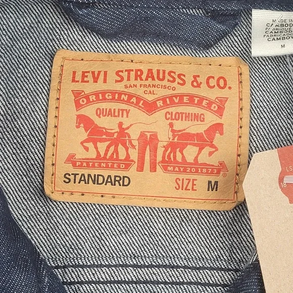 Levi Strauss & Co Standard Dark Wash Denim Trucker Jacket Men's Size M Irregular